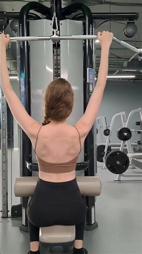 Тяга с вертекального блока! Мышцы спины #упражнениянаспину #упражнениядляспины #здороваяосанка