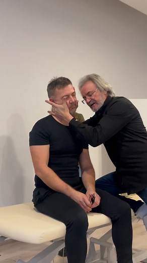 MANIPULACIÓN CRÁNEO ATLO AXOIDEO // MANIPULATION OF THE ATLOAXOID SKULL //Esta publicación no tiene un carácter formativo. Es un pequeño fragmento de uno de mis cursos de postgrado para fisioterapeutas, en la que se explica el contexto clínico para utilizarla, la técnica, las indicaciones y contraindicaciones. No debe realizarse si no se tiene formación para ello. Puedes consultar mis cursos para fisioterapeutas en www.instema.net/cursos-juan-jose-bosca-internacionales/ This publication is not o