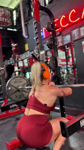 Close stance front squats to focus more on the quads #fyp #frontsquat