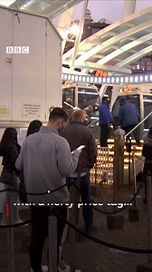 As a way to socially distance during Covid, Seattle's famous Ferris wheel has offered four-course meals 175ft (53m) above ground. https://bbc.in/3jjZI5s https://t.co/OedaJGObLo | BBC News