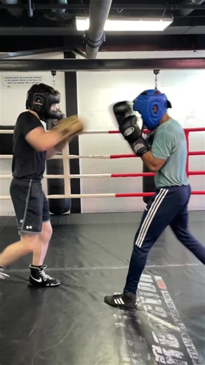 In boxing, defensive moves are divided into several categories, including 🥊blocks, slips, ducks, stances, clinches, and footwork🥊 Blocks are an important part of defense in boxing. They need to be combined with dodges and ducks so as not to remain a static target. Train blocks in conjunction with counterattacks to use them effectively in a real fight. Do you want to learn this?