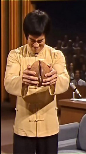 partindo um coco ao meio força e foco bruce #short