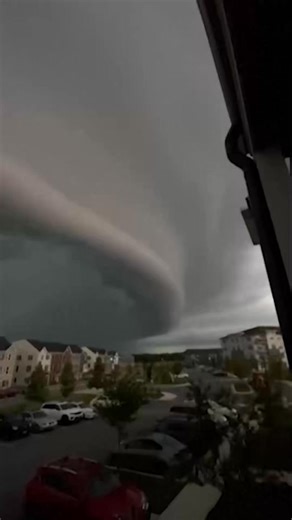 39K views · 228 reactions | SHELF CLOUD Naispatan ang isang cloud formation na tinatawag na shelf cloud sa kalangitan ng Bowie, Maryland nitong Miyerkules, Hulyo 9. Kasunod ito ng papalapit na masamang lagay ng panahon sa lugar na nagdulot pa ng tornado warnings. | via Reuters | News5 | Facebook