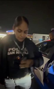 Un padre causó polémica luego de molestarse con la policía tras la detención de su hijo por conducir en estado de ebriedad. En el video, grabado por el propio sujeto, se observa a una oficial explicándole de manera clara los motivos de la detención y el procedimiento para la liberación del menor. Sin embargo, lejos de reprender a su hijo por poner en riesgo su vida y la de terceros, el padre dirige su enojo contra la autoridad. Más que reclamar, debería agradecer que va a recogerlo con vida y no