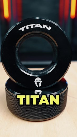 The KNURLED TwistLock Barbell Collars from Titan Fitness… We put these things through a little test to see how well they’ll actually hold your weight into place. What do you think? Has Titan re-invented the barbell collar? And do they deserve a place in your home gym? 👉 Full review linked in bio #garagegymreviews #garagegym #homegym #homegymequipment #barbellcollars #weightlifting #gymequipment #strengthtraining #betitanfit #titanfitness @Titan Fitness