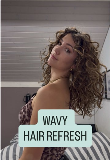Joëlle hat Wellen – und so frischt sie sie morgens auf. Mit etwas mehr Aufwand am Waschtag geht’s an den folgenden Tagen blitzschnell: Nicht mal 5 Minuten – und die Wellen bekommen wieder Volumen, Definition und Sprungkraft. Wie frischt du deine Locken an waschfreien Tagen auf? Hast du auch Wellen oder Locken? Dann buche dir jetzt deinen Termin bei uns! 📞: 062 961 13 73 🌐: Link in der Bio #wavyhairstyle #lockencoiffeur #locken #herzogenbuchsee