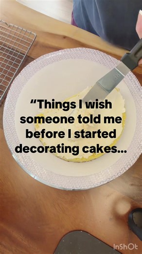 “Things I wish someone told me before I started decorating cakes…”1️⃣ Perfect cakes don’t come from perfect piping. “I used to think the best decorators had perfect piping skills… but honestly most of the magic comes from good structure and smooth frosting.” 2️⃣ Your buttercream consistency matters more than your tools. “I bought every fancy piping tip there was, but nothing worked until I learned the right buttercream consistency.” 3️⃣ Cold cakes are your best friend. “Trying to decorate a warm