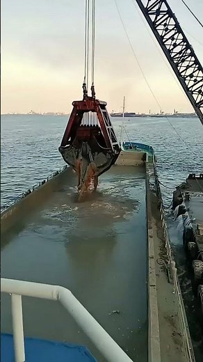 Working process of grab dredger