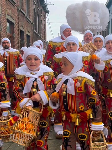 La journée se poursuit avec le cortège ici à Fleurus, quelle belle Cavalcade 🔥 ! La pluie n’arrête pas les Gilles, Paysans et les Indésirables 🍊🥳 | Brandon Dumont