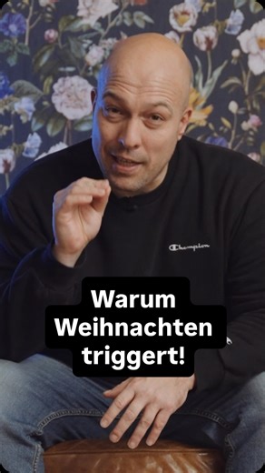 Philipp Ruland on Instagram: "Weihnachten ist ein einziger Trigger. Am letzten Festtag erkläre ich euch noch einmal kurz, warum es an Weihnachten so häufig zu Konflikten kommt. Hier greifen oft zwei psychologische Erklärungsmodelle ineinander. Zum einen das klassische Trigger-Modell. Alte Beziehungserfahrungen werden aktiviert und plötzlich ist man emotional wieder in der Kindheit. Ein Tonfall, ein Blick, ein Satz und schon fühlt es sich an wie früher, wenn der Vater zum Beispiel wieder unangene