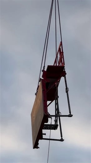 🏗️🎓 Au cœur d’Orléans, le nouveau campus universitaire prend forme. Un nouveau pôle universitaire, ouvert sur la ville, pensé pour les étudiants d’aujourd’hui et de demain. Le chantier bat son plein. Découvrez l’avancée de ce projet structurant pour le territoire. ℹ️ L'université de droit, d'économie et de gestion (DÉM'O) s'installera au centre-ville d'Orléans sur l'ancien site de l'Hôpital Madeleine, cédant ses locaux actuels à la faculté de médecine, actuellement en pleine expansion. 🔜 Rend