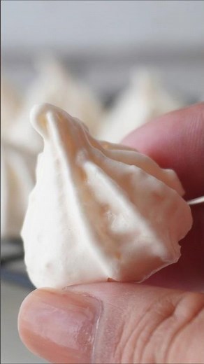 ​【お菓子作りのリアル】材料4つで挑む、極上ココナッツメレンゲ #簡単レシピ #おうちカフェ #混ぜて焼くだけ #cookingvlog #お菓子作り#メレンゲクッキー