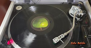 #beatlesenvinilo "Dig a pony". Tema incluido en el álbum Let it be de 1970. En un determinado momento se llamó "I Con A de Loury" posiblemente como una referencia al órgano Lowry utilizado en el estudio. Luego se le tituló "All I Want Is You", hasta terminar en Dig a pony. Fue compuesta para Yoko Ono, e incluye numerosas frases unidas entre sí, en principio sin sentido, culminando en el estribillo "All I want is you" ("tú eres todo lo que quiero"). Lennon se refirió a esta composición como el es