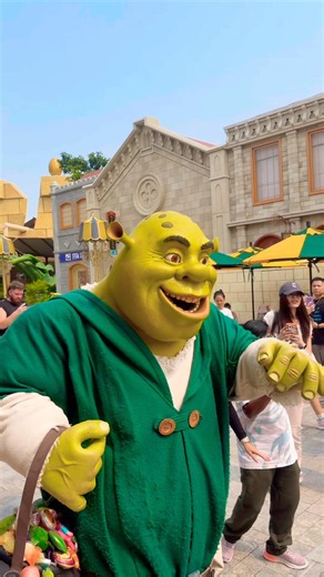 Meet & Greet Shrek and Princess Fiona | Far Far Away @ Universal Studios Singapore