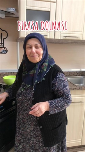 📌 PIRASA DOLMASI TARİFİ, Biberi, yaprağı ve pırasayı ne bulursak dolduruyoruz yavrularım 😆 Pazar yerinden aldığım pırasalarla pırasa dolması yaptım. Tarifinide sizinle paylaşmak istedim. Hepinize afiyet olsun 🌹 #pirasa #pirasadolmasi #pırasadolması #dolmatarifleri #mufidersoy