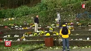 La colère des bonnets rouges au lendemain de leur mobilisation à Quimper. Un portique écotaxe à Landorec, dans les Côtes d'Armor, a été incendié. Quelles suites entendent-ils donner à ce mouvement ? Leurs représentants seraient prêts à s'asseoir à la table des négociations. Le Premier ministre devrait les convier à Paris en milieu de semaine. | Le 20h – France Télévisions | Facebook