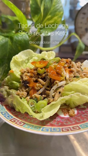 Tacos de lechuga Serie de recetas keto Ingredientes: I kilo de carne molida de pollo 1/2 taza de agua Sal Pimienta Ajo en polvo con ajonjolí 1 cm de jengibre fresco o 1 c de jengibre seco 2 cebollas de rabo 1 para emplatar 1/2 pimiento rojo picado 1/2 pimiento amarillo o naranja picado 1 cartera de champiñones shiitake o bella 2 tazas de frijol chino 1 C de aceite de ajonjolí 1 C de fruta de monje golden (keto) o azúcar morena 2 C de miel de fruta del monje ( keto) o miel de abeja o agave Tamari