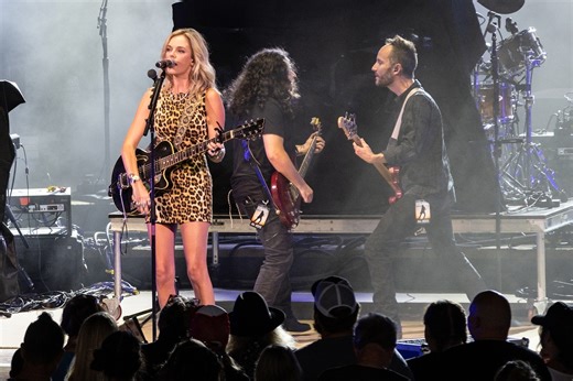 Country singer accused of dating divorced star 32 years her senior speaks out