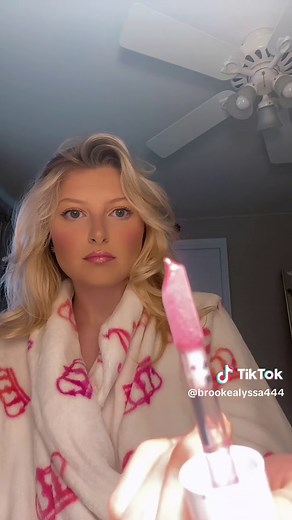 still gonna wear it though🥰 #flyinglipstick #kylielipgloss #floatinglipgloss #lipglossfloating #kyliecosmetics