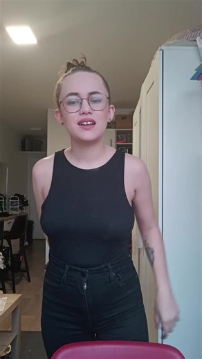 Vidéos de Léonie 🌺 (@by.__.leonie) avec son original - French Songs