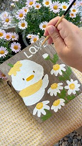 วันนี้มาวาดน้องเป็ดหน้าอ้วงกับน้องเดซี่สีขาวค่ะ 💕 #วาดไม้ #art #แต่งสวน #diy #ไม้เก่า #ศิลปะ | Kankamon Peony Wunkeaw
