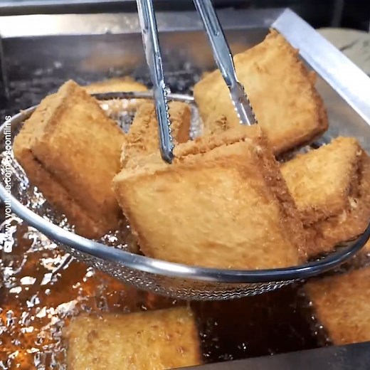 This is a street food masterpiece!😋 Credit: Soon Films - www.youtube.com/c/soonfilms | Taste Life