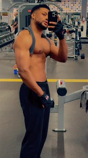 6K views · 148 reactions | Deviens la meilleure version de toi-même. C’est comprendre que le vrai changement vient de l’intérieur — dans ta manière de penser, d’agir et d’aimer. Ne cherche pas à être meilleur que les autres, cherche simplement à être meilleur que la personne que tu étais hier. Et souviens-toi : la lumière que tu cherches est déjà en toi.  | CoachLuxueux | Facebook