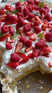 Swedish Pinocchio cake with sponge cake, meringue, almond flakes, cream and berries🍓🍰 Instead of a layer cake I’ve turned the cake into one big cake perfect to serve for many people during spring/summer☀️🤩 Go get the recipe (in both Danish and English) on my blog - link in bio #pinocchiotårta #bradepandekage #meringue | Frederikke Wærens - Food & Cake inspiration