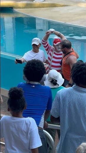 Two random guys in same style shirt #lol #menstyle #tomvibes