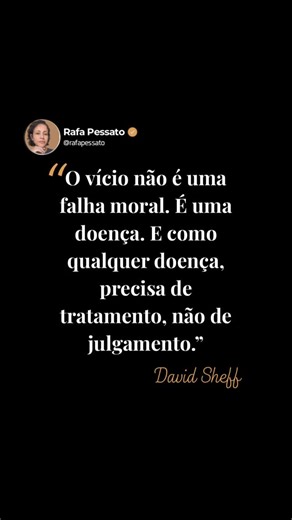 Rafa Pessato on Instagram: "David nunca foi dependente químico. Mas viu seu filho, Nic Sheff, mergulhar em um ciclo destrutivo de metanfetamina, álcool e outras drogas. O pai não precisou parar de beber; precisou aprender a sobreviver ao desespero de ver quem ama perder-se na própria mente e no próprio corpo. Da dor, nasceu o livro e o filme (Querido Menino) — um retrato cru da dependência e da esperança. Essa frase rompe um estigma pesado: o de que a dependência é questão de “falta de caráter”.