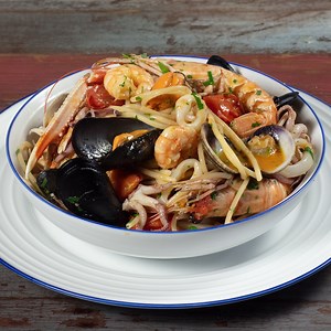 5.1M views · 49K reactions | Gli spaghetti allo scoglio sono buonissimi, io ci metto un po' a farli ma il risultato è straordinario! https://www.casapappagallo.it/ricette/spaghetti-allo-scoglio | Casa Pappagallo | Facebook