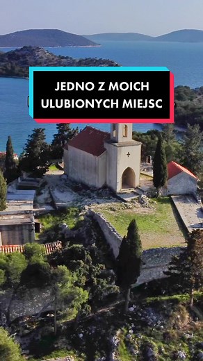 Generalnie z doświadczenia polecam małe miejscowości takie jak Tribunj, jest tam spokojniej, a są dobrą bazą wypadową do zwiedzania dużych miast. Prawie wszystkie duże miasta w Dalmacji mają ten sam problem, zarówno w Splicie, czy w Zadarze plaże są bardzo słabe, dodając do tego tłumy, to jeszcze nie znajdziecie na nich miejsca 😅 dużo lepszym pomysłem jest dojechać sobie zwiedzic miasto, niż codziennie jeździć poza, żeby spokojnie posiedzieć na plaży. Ja to w ogóle plażowac nie lubię, ale to ta