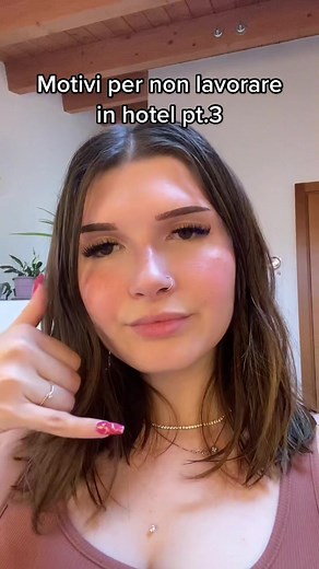 Camera pronta per influencer incinta: check-in complicato