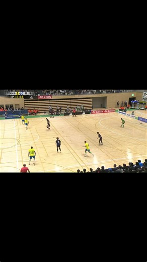 𝐏𝐈𝐕𝐎𝐓 𝐀𝐂𝐓𝐈𝐎𝐍𝐒 - 𝟑𝐫𝐝 𝐩𝐥𝐚𝐲𝐞𝐫 𝐦𝐨𝐯𝐞𝐦𝐞𝐧𝐭 The pivot position is an important concept to work in our offensive model game. We have three different pivot position to train: in the center, semi-center or side. Also, the pivot can produce different kind of movements. In this video we will show you some TIPS to understand how to work the "3rd pivot movement" to convert the 3-1 system into the 4-0. If you want more we offer you 24 online courses to learn ALL about these concepts