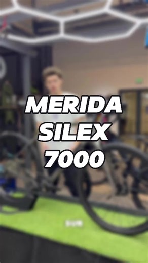 🚴‍♂️ Merida Silex 7000 Le gravel polyvalent par excellence : route, chemins, aventure. Cadre carbone Shimano GRX Paiement en 3, 4 ou jusqu’à 24 fois sans frais avec Cofidis 📍 Disponible chez Atl Cycles #AtlCycles #Merida #Silex7000 #GravelBike #VeloGravel 🚴‍♂️