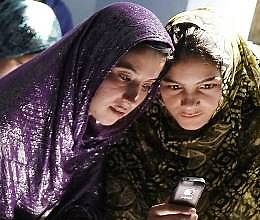 लड़कियों को 'मोबाइल टीचर' कर रहा साक्षर