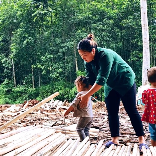 187K views · 3.9K reactions | Giang Thi Ty 1 day repairing the garden, building a new gate for the house - single mother #singlemom #bamboohouse #singlemother #singlemotherdialylife #dailylife #housebamboo #dailylifesinglemom | DC | Facebook