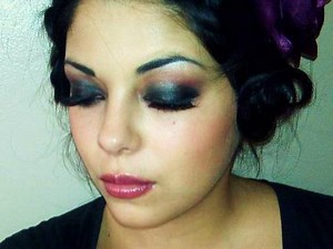 How to Create a sultry 1920s flapper look for Halloween
