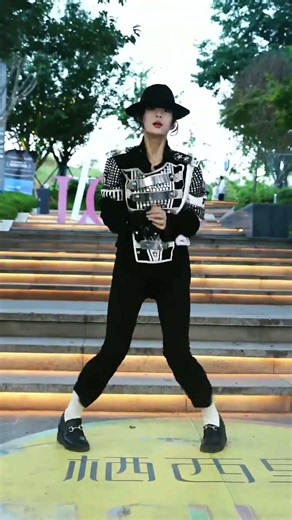 Amaizng! Is this Michael Jackson sister? No ! NO! #MJ #moonwalk