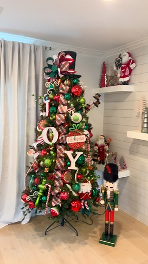 Tree #20 is a beautiful & whimsical tree with Frosty the Snowman’s hat for the tree topper and filled with my favorite @farrisilk ribbon! 🎄☃️🎄☃️🎄 . . . . . #christmaswreath #christmaswreaths #christmasgarland #wreath #christmasdecorideas #glamchristmaswreath #christmastree #christmastrees #centerpiecesideas #christmascenterpiece #christmastablescape #christmastreedesigner #christmastreedecorating #christmastreedecorations #christmastreedecoration #christmastreedecor #glamchristmasdecor #luxur