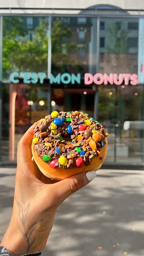DES DONUTS GRATUITS ! 🤤 Samedi 16 septembre rdv au magasin C’est Mon Donuts de Beaugrenelle (50 rue Linois 75015). Quand tu viendras acheter ton donut demande à participer au concours Insta. On te donnera un mot à épeler… si tu y arrives tu repars avec 1 donut gratuit !😈 Tag le pote avec lequel tu viendras samedi ! #cestmondonuts #donutsparis #foodporn #instadonut | C'est mon Donuts