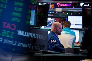 AMC’s share price rises on gold investment