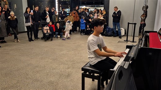 Live piano performance of Interstellar at the station