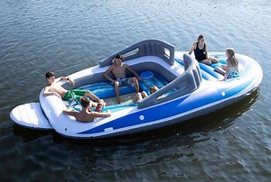Place au luxe pneumatique ! Il est possible d'acheter un Yatch gonflable géant sur Amazon