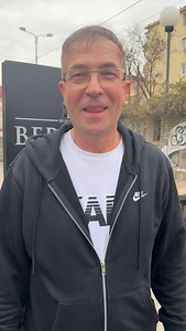 Domnul @anicic291 de la Srpski Grill este invitatul nostru de onoare la Parada Pleşcăviței din 15 Februarie. Veniți de la ora 12 să degustați celebra lor plescaviță dar și noua plescavița a Berăriei 700 în format normal sau XXL. Orchestra Laza Vesici și Miriana Iovicin pornesc petrecerea tot de la prânz, așa că fă-ți rezervare și hai în număr cât mai mare! 😋 #beraria700 #plescavita #timisoara #duminică | Beraria 700