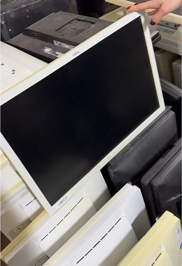 Монітори LED Fujitsu B24W-7 Екран - 24 дюйма LED Роздільна здатність- 1920х1200 FullHD Матриця - IPS Ціни від 1500 грн. Більше товарів в ТГ: https://t.me/ua2use #монітор #24дюйми #ips #fujitsu
