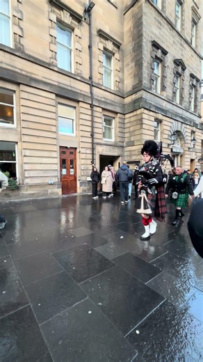 This is how love sounds in Scotland 🥁❤️ | Edinburgh streets