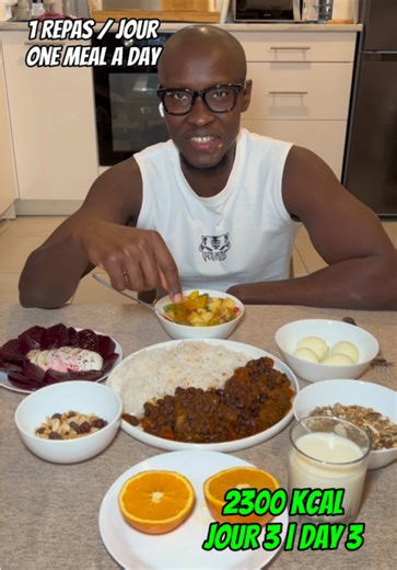 Jour 3/30 - 1 Repas par jours Jour 3 de mon défi OMAD 30 jours : énergie explosive – 2300 kcal de puissance contrôlée ! La phase d’adaptation est bouclée, place à l’intensité. Ce repas à 2300 kcalories monte en volume pour matcher mes besoins énergétiques croissants (entraînements durs) : riz blanc généreux chili con carne, Mozzarella et betterave, lait d’avoine et granola croquant avec mélange de fruit sec, salade de fruits vitaminée, œufs durs costauds et oranges juteuses. À J 3, les bénéfices