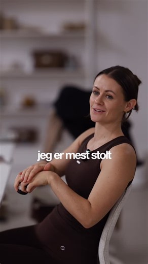 Tina Lykkegaard | Ren Lykke on Instagram: "Hvis jeg kun måtte tage ét produkt med på en øde ø… 🌿 så var det den her ansigtsbalm, fordi den reparerer, heler og beskytter huden, som intet andet jeg kender ✨ Den består kun af olier og butters – ingen vand, ingen parfume, ingen unødvendige ting – kun det huden virkelig har brug for. Den smukke gule farve og lette duft kommer fra havtorn, som er super reparerende, og de blødgørende butters styrker hudens barriere. I det vejr vi har lige nu ❄️ er den
