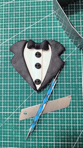 How to make fondant men suit 🤵 with easy trick way topper . . . #mensuitstyle #suit #rajucakeartist #cakeartist #topper | Raju Suwi